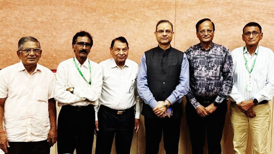 RBI Retirees meet Governor at Indore